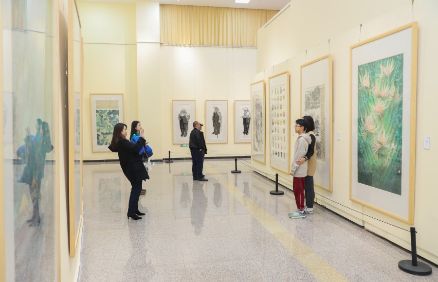 1702950100836256.jpg 12月17日,造化于手——首届肇庆风物青年美术作品展在肇庆美术馆开幕。 西江日报记者 曹笑 摄 (1).JPG